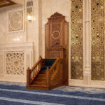 El Oyması Ahşap Cami Minberi – İslami Motifli Lüks Cami Minberi – özel üretim ahşap ürün detay görünümü 3