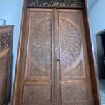 El İşçiliği Ahşap Cami Kapısı – Hat Sanatlı ve Motifli Özel Tasarım – özel üretim ahşap kapı detay görünümü 6