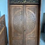 El İşçiliği Ahşap Cami Kapısı – Hat Sanatlı ve Motifli Özel Tasarım – özel üretim özel üretim ahşap kapı