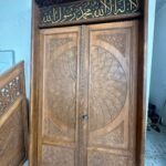 El İşçiliği Ahşap Cami Kapısı – Hat Sanatlı ve Motifli Özel Tasarım – özel üretim ahşap kapı detay görünümü 2