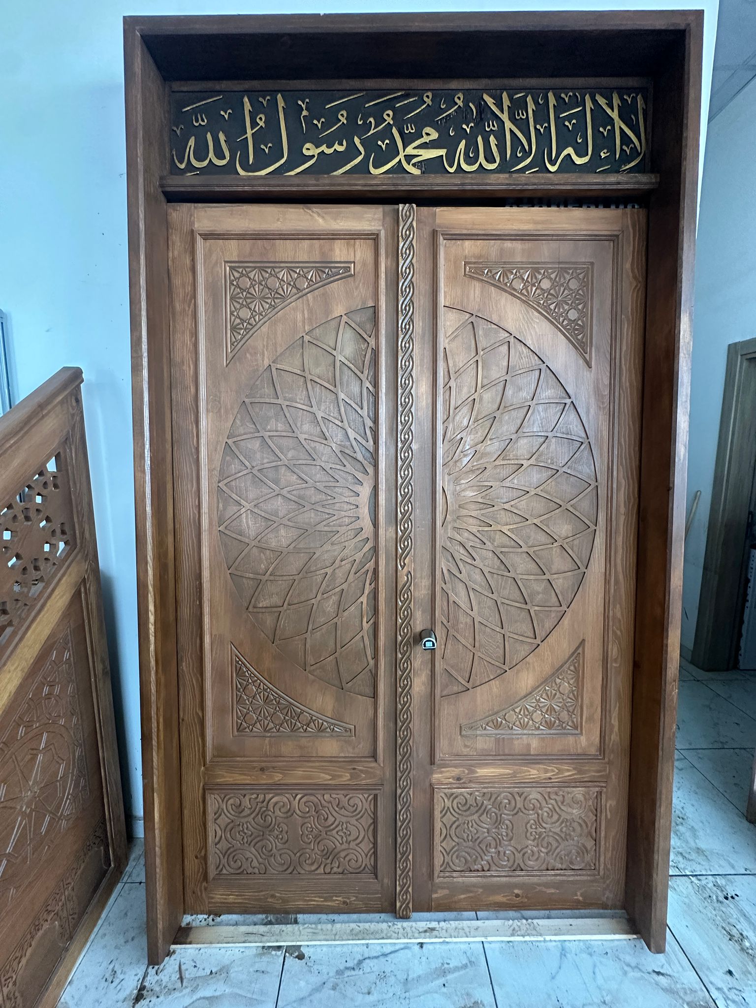 El İşçiliği Ahşap Cami Kapısı – Hat Sanatlı ve Motifli Özel Tasarım | Sedirhane El İşçiliği Ahşap Cami Kapısı – Hat Sanatlı ve Motifli Özel Tasarım – özel üretim özel üretim ahşap kapı