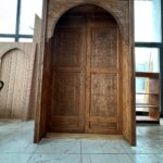 El İşçiliği Kemerli Ahşap Cami Kapısı – Geleneksel Oyma Motifli Özel Tasarım – özel üretim özel üretim ahşap kapı