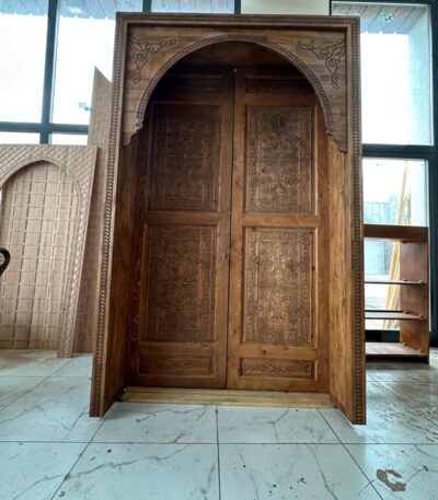 El İşçiliği Kemerli Ahşap Cami Kapısı – Geleneksel Oyma Motifli Özel Tasarım – özel üretim özel üretim ahşap kapı