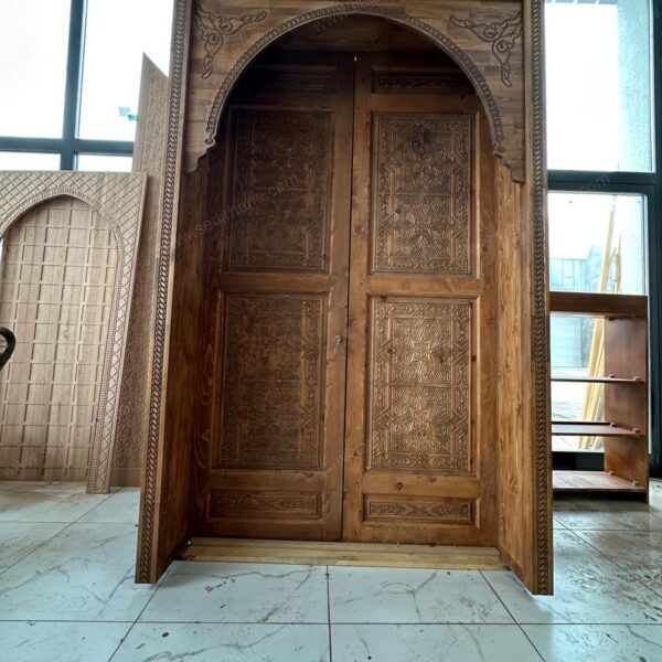El İşçiliği Kemerli Ahşap Cami Kapısı – Geleneksel Oyma Motifli Özel Tasarım – özel üretim özel üretim ahşap kapı