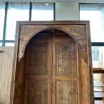 El İşçiliği Kemerli Ahşap Cami Kapısı – Geleneksel Oyma Motifli Özel Tasarım – özel üretim ahşap kapı detay görünümü 4