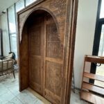 El İşçiliği Kemerli Ahşap Cami Kapısı – Geleneksel Oyma Motifli Özel Tasarım – özel üretim ahşap kapı detay görünümü 3