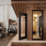 Ev Tipi Portatif Sauna – Stonewood Kuğu 12 m² – özel üretim ahşap kapı detay görünümü 3