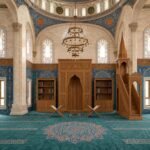 Ölçülü Ahşap Cami İç Mekân Seti – Mihrap, Minber ve Kitaplık – özel üretim ahşap kapı detay görünümü 3