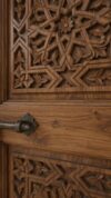 Ceviz Renkli İslami Motifli Çift Kanatlı Cami Kapısı – özel üretim ahşap kapı detay görünümü 10