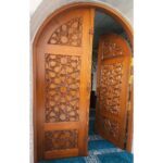 Modern Ahşap Cami Giriş Kapısı – özel üretim ahşap kapı detay görünümü 1