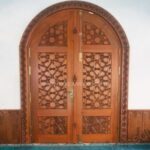Modern Ahşap Cami Giriş Kapısı – özel üretim ahşap kapı detay görünümü 9